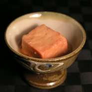 豆腐を古酒の泡盛に漬けて発酵させたものです。古酒のまろやかな味ですので苦手な方にもお勧めの豆腐よう