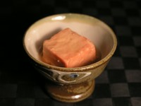 豆腐を古酒の泡盛に漬けて発酵させたものです。古酒のまろやかな味ですので苦手な方にもお勧めの豆腐よう