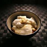 沖縄名物のピーナッツで作ったお豆腐です。甘辛いタレでどうぞ