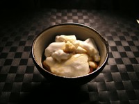 沖縄名物のピーナッツで作ったお豆腐です。甘辛いタレでどうぞ