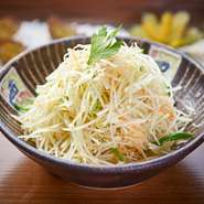 青パパイヤの食感が面白いサラダ。タイ風で甘酸っぱさの中にピリッと辛味の効いた爽やかなサラダ