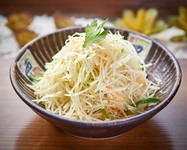 青パパイヤの食感が面白いサラダ。タイ風で甘酸っぱさの中にピリッと辛味の効いた爽やかなサラダ