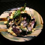 薬草の一種、クセも無く沖縄ではよく食べる野菜トッピングのタマゴと一緒にハンダマの食感をお楽しみあれ