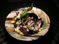 薬草の一種、クセも無く沖縄ではよく食べる野菜トッピングのタマゴと一緒にハンダマの食感をお楽しみあれ