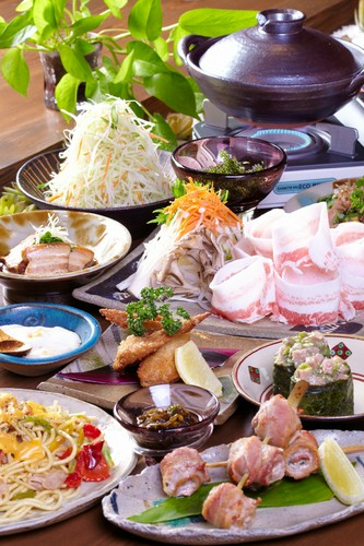 沖縄の地元食材をふんだんに使った創作料理の数々