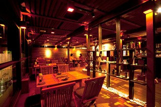 暖かい、木の質感を大事にしたテラス席