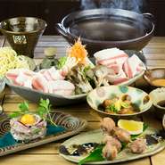 琉球在来種の「あぐー豚」はしゃぶしゃぶや串ものに。他にも「海ブドウ」や『鮮魚のユッケ』など沖縄の食材を使った料理を満喫できます。地域の“きずな”を活かした仕入れが当店の強みでもあります。