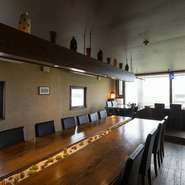 窓の外に広がるサトウキビ畑と西海岸の青い海が一望できるロケーションは当店の醍醐味の一つ。ゆったりと至福のひと時を過ごす事が出来ます。個室、テーブル席、テラス席、お好みに応じてお選びください。