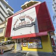 アメリカ兵が故郷の味を求めたところから始まる沖縄のステーキハウス。その中でも、「お母さんの味」を提供したいと開業した【ジャッキー】は、その頃の思いそのまま、親しみやすいステーキを今日も焼いています。