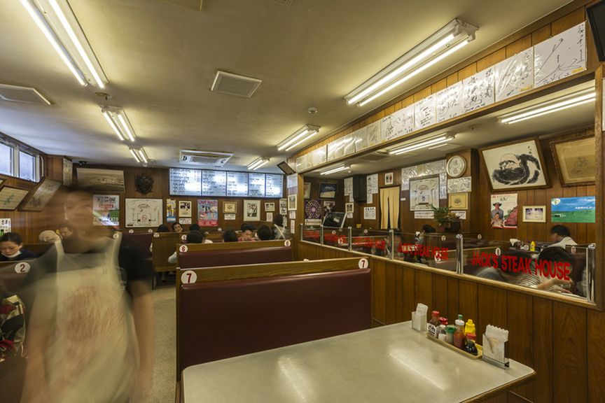 移転時に、「元の店のままで」と、常連さんから頼まれた店内