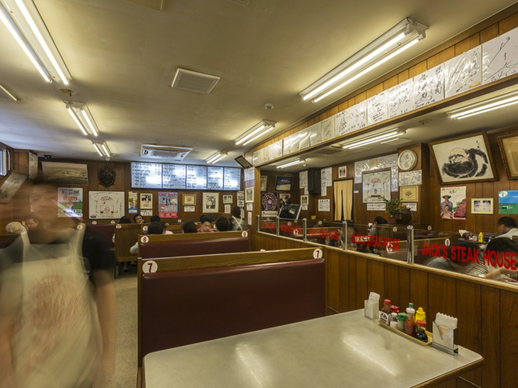 移転時に、「元の店のままで」と、常連さんから頼まれた店内