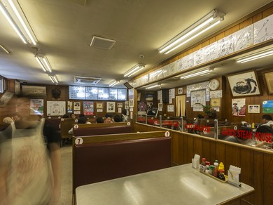 移転時に、「元の店のままで」と、常連さんから頼まれた店内