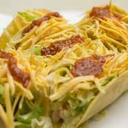 先代がアメリカ人の自宅まで教わりに行ったメニュー、アメリカ流の「タコス」や、沖縄名物の「タコライス」は、ピリッとした辛味が食欲を増進させ、暑い時の夏バテ回復に持って来いです。