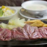 肉の塊の1/3はロスとして切り落とすなど、吟味されて焼かれる一皿。脂肪の少ない、マットな赤身の食感は、一度体感するとやみつきになります。　L250g／M200g／S150g