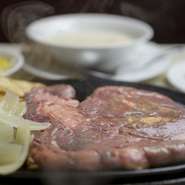 程よく脂が乗り、ジューシーな肉汁を楽しめます。肉の脂が溶け出て、鉄板の上で「ジュー」と鳴ると、脂の香ばしいかおりが広がります。　L250g／S200g