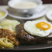 ミンチ肉以外は、玉ねぎとパン粉しか入っておらず、ミンチ肉自体もステーキのワキ肉を使っているため、肉の肉らしい味を堪能できます。　＜写真はL＞　　L300g／S150g