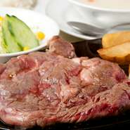 ロースを使った、きめ細かな少し脂身のあるステーキです。　L（250g）/S（200g）