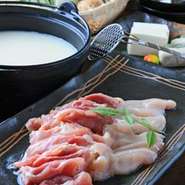 じっくり10時間かけ煮込んだスープで召し上がって頂く、こころおすすめの鍋です。