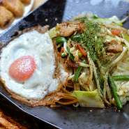 北海道産の小麦粉を使用した太麺を使用。野菜などの具材もたっぷりボリューム満点の人気メニューです。