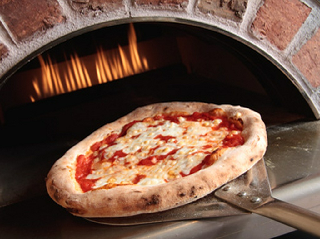 イタリアから取り寄せた石釜で焼き上げる本格ピッツア。