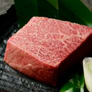 豪快に塊肉を焼いていただいた後に、スタッフが丁寧にカット致します。さまざまな調味料でお楽しみください。