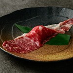 【焼肉もとやま】自慢の逸品！生でも食べられるお肉を贅沢に炙りました！和牛の豊かな旨みが口いっぱいに広がりずっと噛んでいたくなるような味わいです。