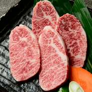 美しくきめ細かい霜降りはまさに芸術。油が多く旨みが濃厚な部位です。