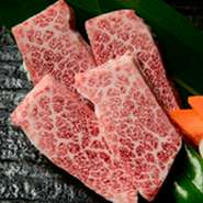 カルビの中で最もヒレに一番近い部位である。ヒレの赤身の旨味と柔らかさの特徴をもったマルチプレイヤー。赤身と脂身のバランスが良く、柔らかさは一級品。