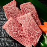 カルビの中で最もヒレに一番近い部位である。ヒレの赤身の旨味と柔らかさの特徴をもったマルチプレイヤー。赤身と脂身のバランスが良く、柔らかさは一級品。