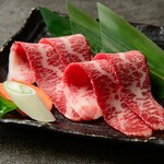 繊維質な赤身と霜降りの多さが特徴で、サシが良く入り柔らかく旨みがあります。引き締まった肉の食感と適度な脂が味わえます。