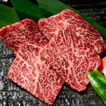 カルビの最高峰『三角バラ』。サシと赤身が素晴らしく濃厚な甘みと旨みを楽しむことができます。