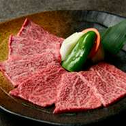 肩から腕にかかる部位。サシは入っているが締まったお肉のやめ焼き過ぎ注意。脂肪が少なく、独特の歯ごたえがあり、味は濃厚です。