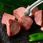 牛1頭600kgから2切れしか取れない、牛3頭1800kgでやっと1人前取れる究極の希少部位。柔らかな食感で脂がのったジューシーな味わいです。希少なタン元だけを贅沢に使用した究極の厚切りタン（品切れ必至）