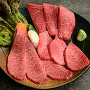 一度は食べていただきたい！希少部位ばかりを集めた『厳選三点盛』！「特選みすじ2/600・特選とうがらし・特選さんかく」を盛り合わせた、【焼肉もとやま】が自信を持ってオススメする一品です。焼きすぎ注意！