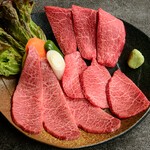 一度は食べていただきたい！希少部位ばかりを集めた『厳選三点盛』！「特選みすじ2/600・特選とうがらし・特選さんかく」を盛り合わせた、【焼肉もとやま】が自信を持ってオススメする一品です。焼きすぎ注意！