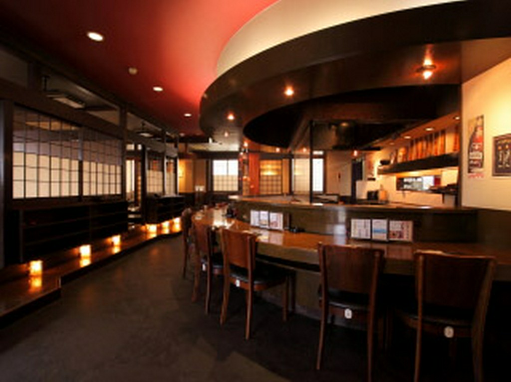 ゆったりと広々した店内。車椅子用スロープ、トイレ完備