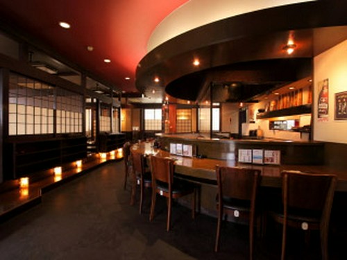 ゆったりと広々した店内。車椅子用スロープ、トイレ完備