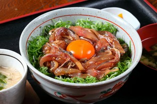 漁港直送、鮮度抜群の食材を使った『鯵のユッケ丼』
