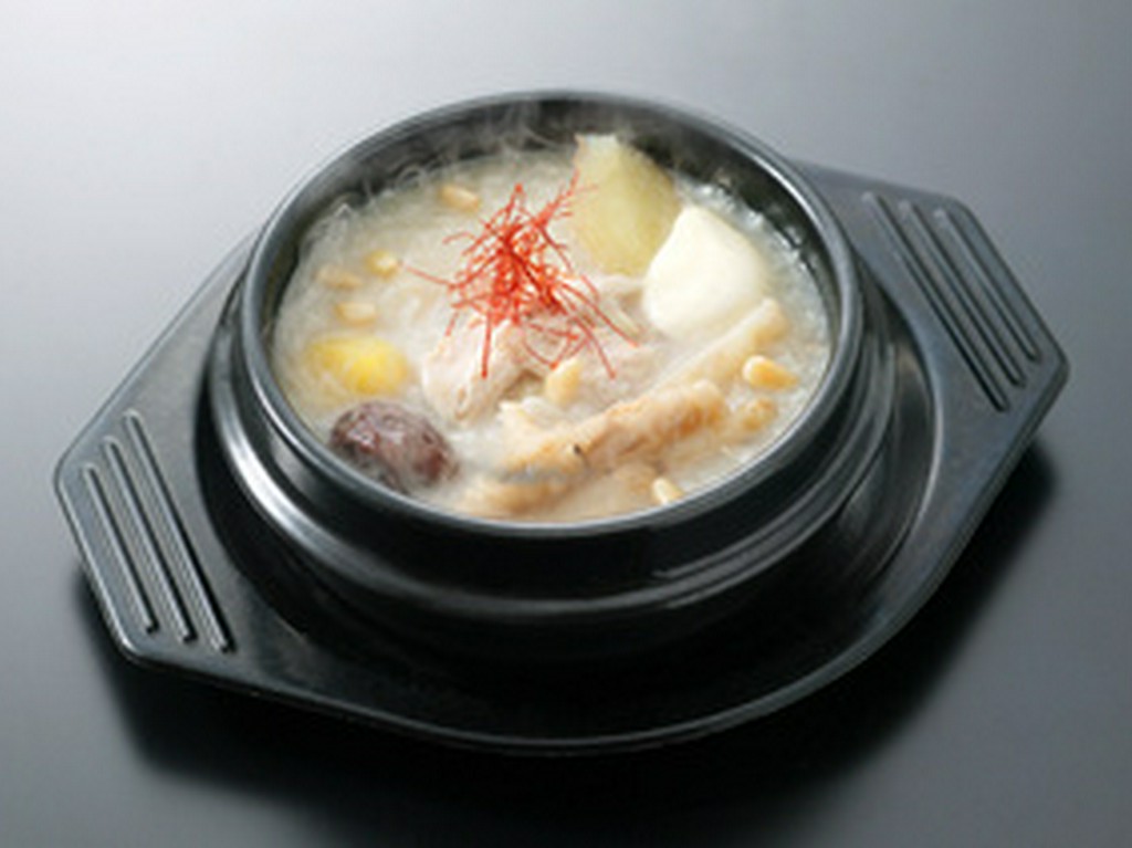 参鶏湯をたべやすい様、1人前にした参鶏粥（サンゲチュク）