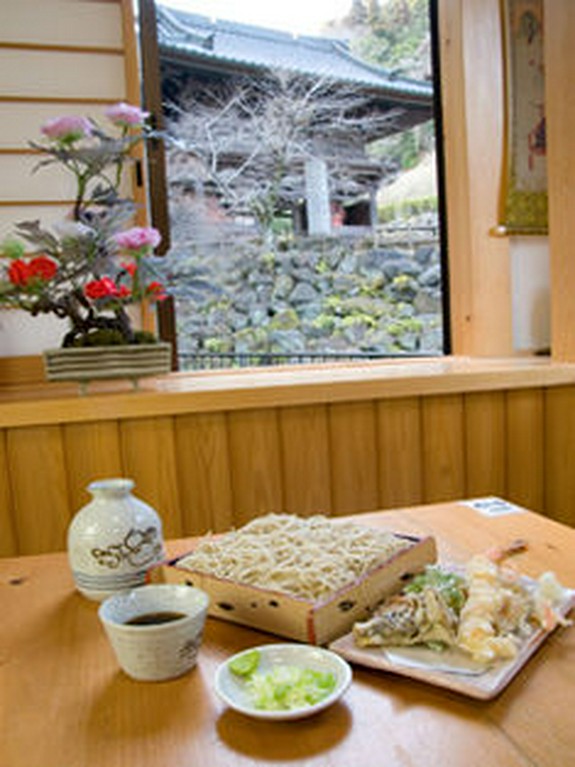 窓の外には満願寺・仁王門