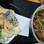 温かいお蕎麦と野菜の天ぷら