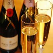 １２月２２日＆２３日は休まず営業いたします。毎年好評のクリスマスディナーも５，０００円、７，０００円、１０，０００円をご用意しております。ご好評につきご予約はお早めにお願いいたします。