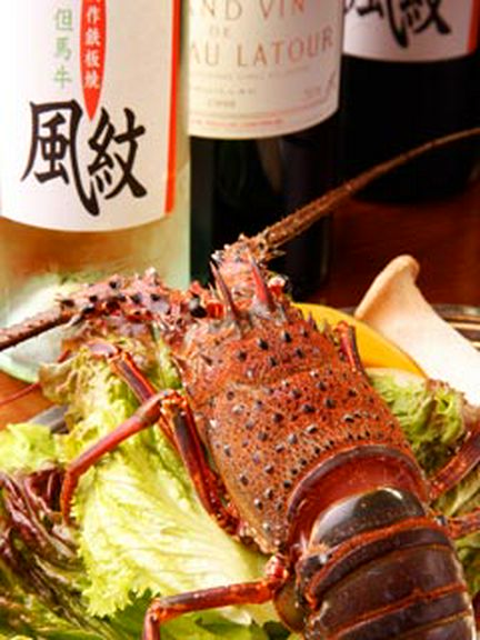 水槽から出した新鮮な伊勢海老