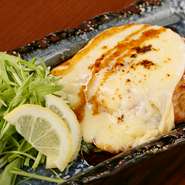 玉ねぎやナンコツなどを入れ、ふっくらと焼き上げられたジューシーな『つくね』。ハンバーグのトッピングとして人気が高い、目玉焼き（玉子）とチーズの2種類から選べます。
チーズ
梅おろし
玉子