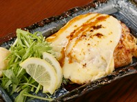 玉ねぎやナンコツなどを入れ、ふっくらと焼き上げられたジューシーな『つくね』。ハンバーグのトッピングとして人気が高い、目玉焼き（玉子）とチーズの2種類から選べます。
チーズ
梅おろし
玉子