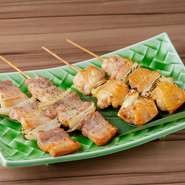 朝びきの新鮮なもののみを使用しており、お肉本来のおいしさを堪能できます。炭火でジューシーに焼き上げ、噛めばかむほど旨みがあふれ出す、自慢の串焼を賞味あれ。
