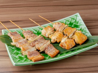 新鮮な朝びき鶏を使い、炭火でジューシーに焼き上げた人気メニュー『串焼各種』