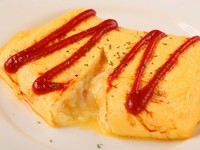 お客とのコミュニケーションで生まれた一皿。20年以上経った今もなお、当時のレシピ＆ネーミングのまま愛され続けています。甘めの出汁が入った玉子の中にはトマト・チーズが入り、ふわとろの食感。