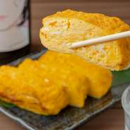 北海道栗山町で採れたトウキビを食べて暮らしている鶏が産んだ卵を使用。指定養鶏所から届く新鮮卵です。甘めの出汁が入った卵を分厚く焼いて、豪快に味わう逸品。酒の肴として人気です。