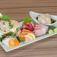 その日に入荷したばかりの鮮魚は、新鮮さを存分に満喫できるお刺身がおすすめです。オーナーの粋な計らいでプラスαの魚も一緒に盛り合わせにアレンジされています。